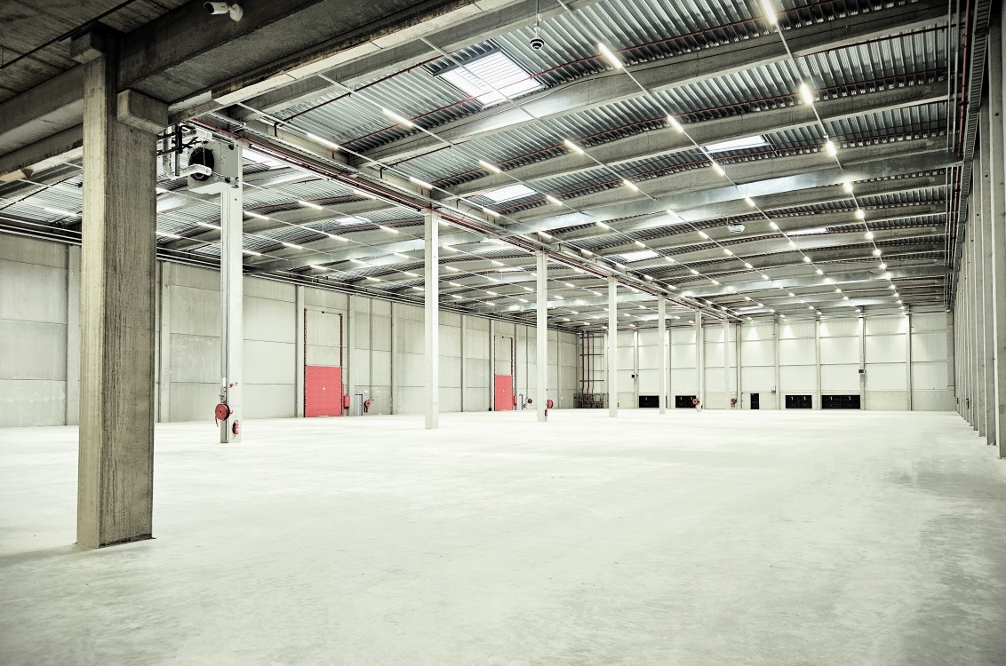 L’entrepôt de 5.000m² offre une capacité de stockage de plus de 8.000 palettes sur un site sécurisé. Comber a également investi dans la vidéosurveillance, le contrôle d’accès et la détection afin de garantir un stockage hautement sécurisé. (Photo: Thomas Chalant)