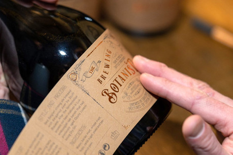 Pour le nouvel élixir signé Stuff Brauerei et Opyos, tout est fait et inscrit à la main: les numéros des bouteilles, le temps de vieillissement et la date d’embouteillage... (Photo: Oli Frisch)