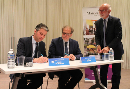 Julien Freyburger, président de Rives de Moselle, et Gabriel Giacometti, directeur de la clinique Claude-Bernard de Metz, ont signé ce lundi 19 août le compromis de vente du terrain situé à Maizières-lès-Metz, pour un montant de 1,5 million d’euros. (Photo: @maizieres_metz / Twitter)