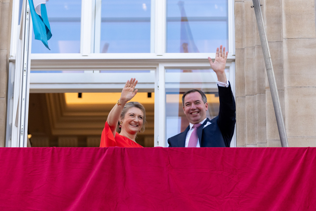 Ici aux côtés de Stéphanie, sur le balcon de l’hôtel de ville d’Esch-sur-Alzette, à l’occasion de la Fête nationale, le Grand-Duc héritier Guillaume sera nommé lieutenant-représentant du Grand-Duc en octobre. Un pas de plus vers la transition. (Photo: SIP)