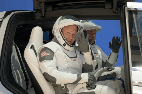 Dimanche, les deux astronautes de la Nasa, Douglas Hurley et Robert Behnken, vêtus des combinaisons de SpaceX, sont arrivés sur le pad 39 à bord… d’une Tesla, autre success-story d’Elon Musk. (Photo: Nasa)