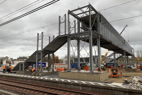 Provisoire, la nouvelle passerelle doit assurer le lien entre le quai 5 de la gare et les quais bus des Rotondes. (Photo: Maison Moderne)