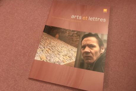 Au sommaire de la sixième édition de la revue Arts et Lettres: un dossier sur Marco Godinho et un autre sur Thierry Van Werveke. (Photo: Paperjam.lu)