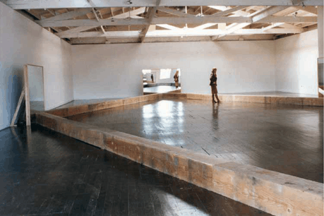 L’œuvre de Robert Morris (ici: Untitled – Portland Mirrors – , 1977. Installation at the Portland Center for the Visual Arts, Oregon, March 1977) fait l’objet d’une exposition au Mudam. (Photo: Castelli Gallery, New York)