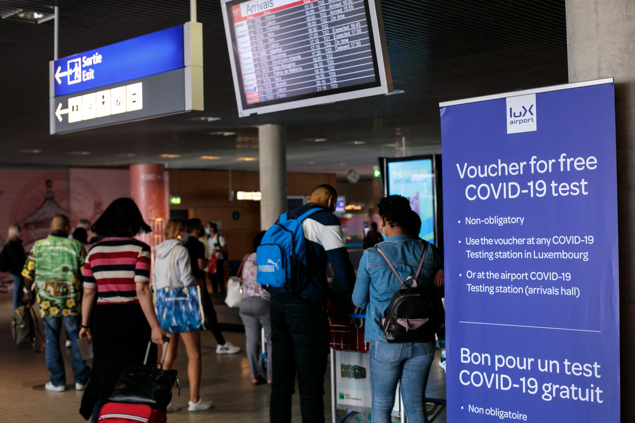 Un voyageur en provenance du Royaume-Uni doit se soumettre à un test Covid. À l’aéroport, le test sera pratiqué, à titre gratuit, au centre de test Covid-19. (Photo: Matic Zorman/Maison Moderne)