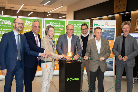 Claude Seywert, CEO d’Encevo, Erik von Scholz, CEO d’Enovos, Anouk Hilger, head of renewable energies chez Enovos, Claude Turmes, ministre de l’Énergie, Laurent Zeimet, bourgmestre de la commune de Bettembourg, Max Leesch, administrateur délégué de Cactus et Laurent Schonckert, administrateur-directeur de Cactus, ont inauguré les installations photovoltaïques au Cactus Bettembourg. (Photo: Cactus)