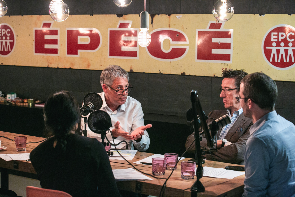 Henri Kox, ministre du Logement,Muriel Sam, Vice-Managing Director d’ImmobelLuxembourg, Jean-Paul Olinger, Directeur del’Union des Entreprises Luxembourgeoiseset Marc Baertz, Partner, Chief Financial Officer& Head of Valuation d’INOWAI. (photo: Maison Moderne/Leo Biewer)