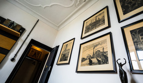 Plusieurs gravures évoquant l’univers des mines ornent les murs de la chambre «Tribute». ((Photo: Georges Waringo))