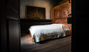 Pour l’espace nuit, la chambre «Sherlock» est plus sobre, tout en restant très travaillée. ((Photo: Georges Waringo))
