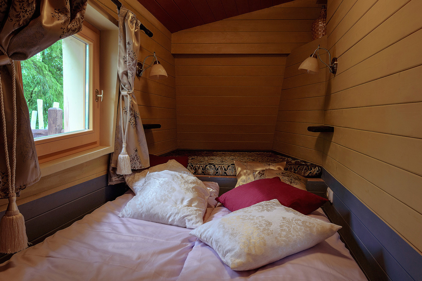 À l’étage des cabanes, des lits encastrés donnent une ambiance cosy. (Photo: Escher bamhaiser)