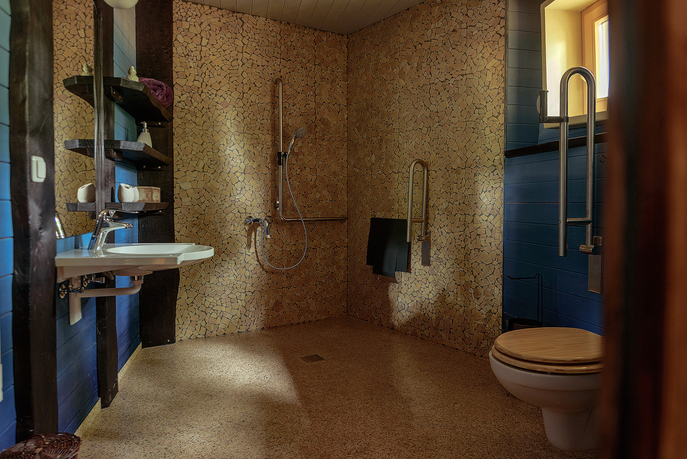 Une nuit d’aventure, mais pas trop non plus. Les cabanes restent très confortables avec des salles de bain spacieuses. (Photo: Escher bamhaiser)
