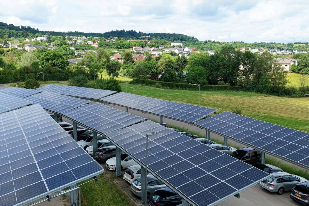 The new solar carport in Oberanven covers the car park at the Maison Relais and generates solar power via the panels installed on its roof. (Photo: Enovos)