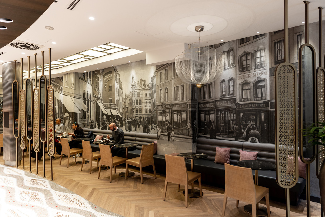 In front of the counter, a large ten-metre long fresco depicts the Grand-Rue in the early 20th century. Photo: Romain Gamba/Maison Moderne