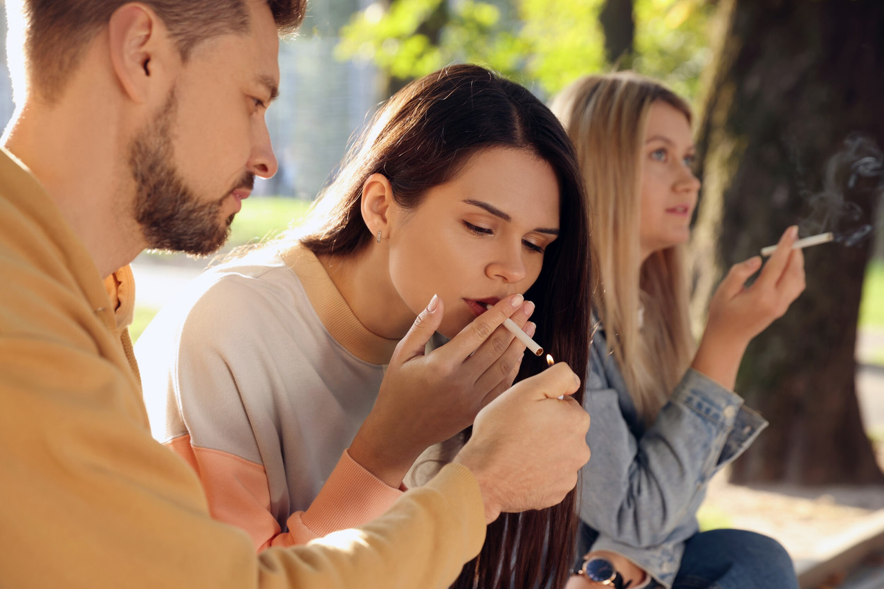 The results of the 2025 national survey, released by the Health Department and the Cancer Foundation on Wednesday 27 May, show that 16% of residents aged 16 and over smoke daily and 15% smoke occasionally. (Photo: Shutterstock)