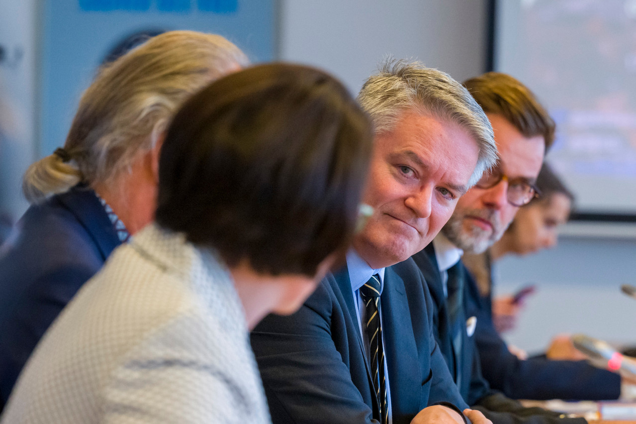 Mathias Cormann, secrétaire général de l’OCDE (au centre) a échangé avec la ministre des Finances Yuriko Backes, à sa droite, et Franz Fayot, ministre de la Coopération et de l’Action humanitaire, ministre de l’Économie, à sa gauche. (Photo: SIP/Jean-Christophe Verhaegen)