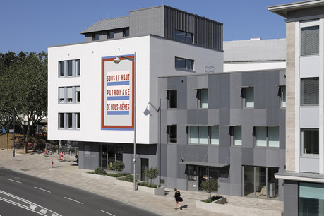 L’œuvre de Claudia Passeri se déploie sur une des façades de la Chambre des salariés Luxembourg. (Photo: CSL)