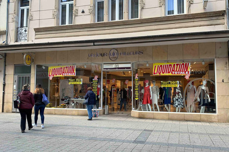 Les fermetures se multiplient dans le commerce notamment dans le prêt-à-porter comme l’enseigne Un jour ailleurs qui a trouvé un repreneur pour 200 de ses magasins en France, mais pas pour les autres, comme celui-ci à Esch-sur-Alzette. (Photo: Maison Moderne)