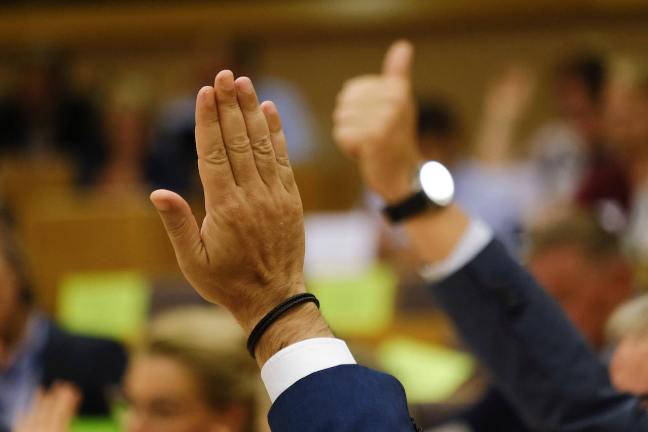 The EPP’s initiative to call for an urgent vote on the Omnibus Directive is dividing the majority supporting the European Commission in the European Parliament. Photo: Shutterstock