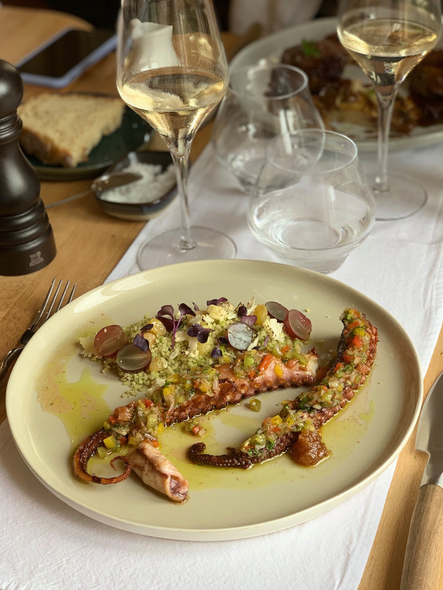 Un poulpe excellent et servi avec une vraie surprise gustative: des raisins gonflés (à bloc) au mirin…  Maison Moderne
