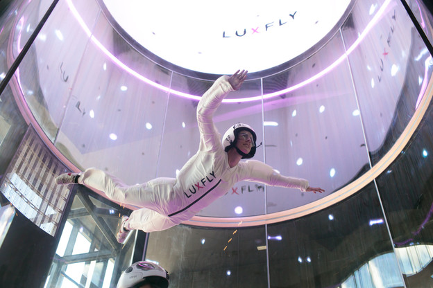 Le simulateur de chute libre construit aux portes d’Arlon attire un public familial, mais vise aussi les entreprises pour les team building. (Photo: Matic Zorman / Maison Moderne)
