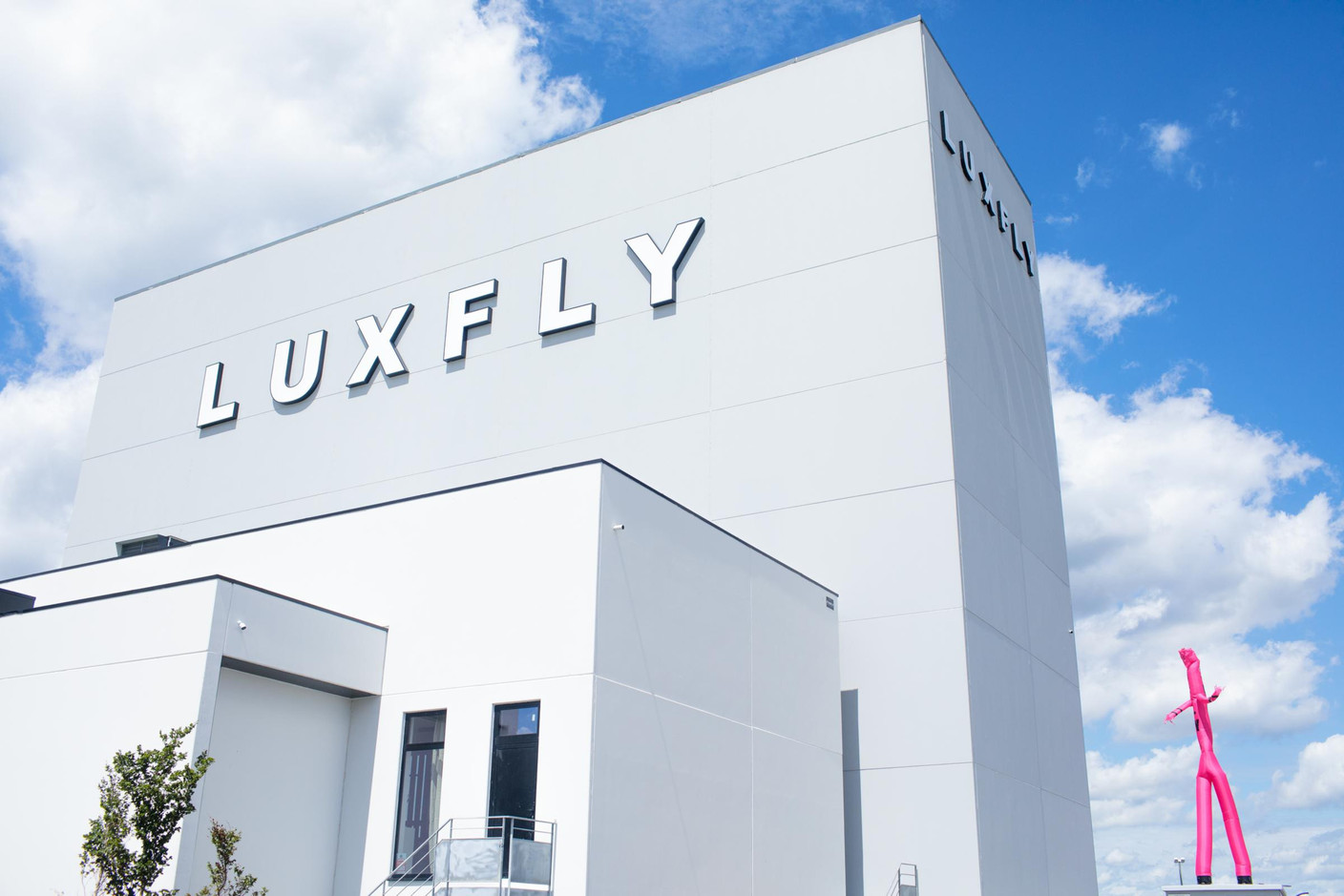 En s’installant à Sterpenich, Luxfly Skydive a choisi une position stratégique, proche de la France et du Luxembourg, dans la zone commerciale près d’Ikea. (Photo: Matic Zorman / Maison Moderne)
