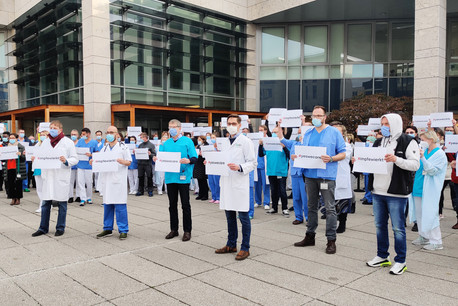 Ils étaient des centaines devant les hôpitaux du pays, comme ici, au Kirchberg, devant les HRS, pour sensibiliser le public sur la situation sanitaire au Luxembourg. (Photo: Christophe Lemaire/Maison Moderne)