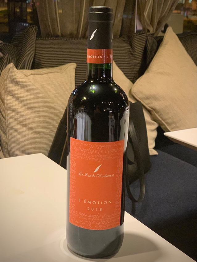 L’Émotion 2018 du Mas de l’Écriture, un vin de la carte de L’Avenue qui s’accorde particulièrement bien avec le gibier de saison.  Maison Moderne