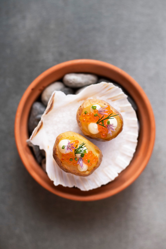La pomme de terre grenaille rôtie au sel de Bex, œufs de saumon, crème au yaourt, au 22 à Verbier (Photo: Christophe Voisin)