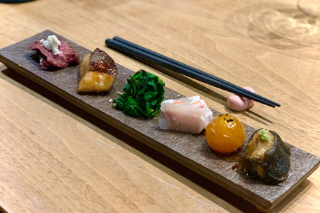 Parmi les accords mets-saké les plus réussis du Nonbe, ce savoureux combo jaune d’œuf mariné au soja/hamachi grillé/bœuf rôti/navet et hamachi au koji/anguille confite, assorti du saké Iwa 5… (Photo: Maison Moderne)