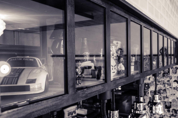 Entre design scandinave, piraterie et touches régressives, l’univers de l’Apdikt va comme un gant à son chef et propriétaire Mathieu Van Wetteren. (Photo : Apdikt)