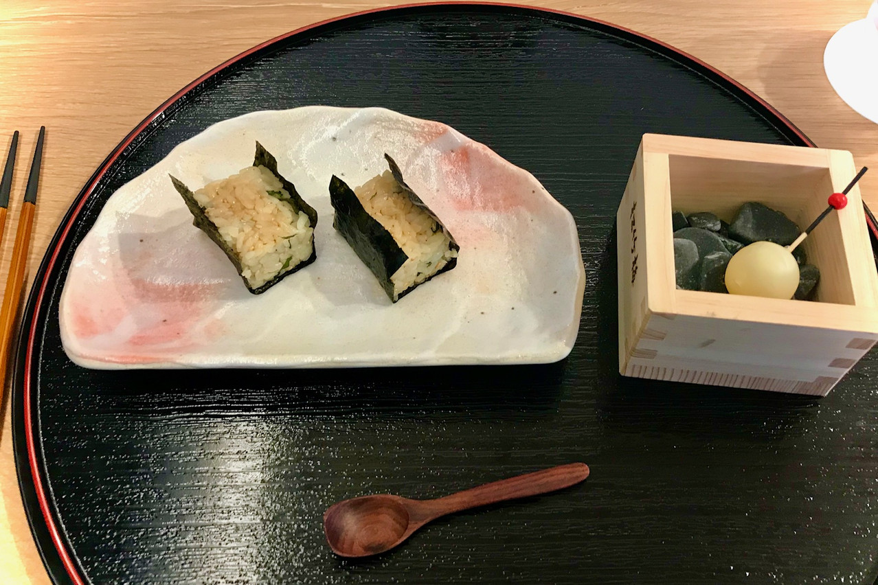 Rouleaux «makis» ouverts et bien iodés et bouchée chocolat blanc/saké surprenante. Maison Moderne