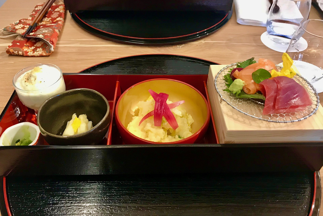 Un premier service bento froid le midi au Ryôdô avant la soupe miso. Maison Moderne