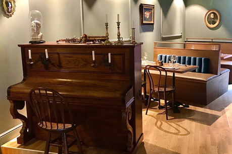 Un piano d’époque, une déco vintage de bon goût: le Bistro Le Duc est chaleureux, et il fait bon y prendre le temps... (Photo: Maison Moderne)