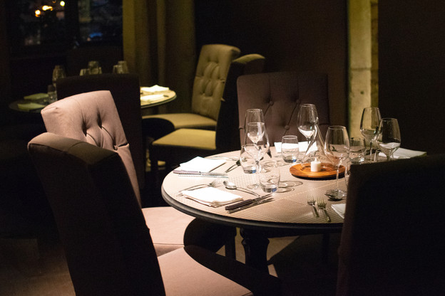 Élégance et bon goût à la Brasserie Mansfeld, tant sur la table que dans l’assiette. (Photo : Hadrien Friob / Maison Moderne)