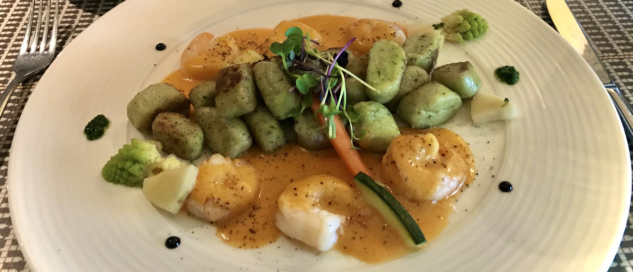 Jeu de goûts et de textures pour les scampis à la crème de chorizo et gnocchis maison. Maison Moderne