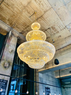 Un lustre aux dimensions impressionnantes accueille les clients du Café Saga et permet d’habiller la hauteur sous plafond avec un contraste bien trouvé… Maison Moderne