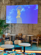Esprit scandinave tout confort et un grand écran pour les soirées pop quizz au Café Saga d’Esch-Belval. Maison Moderne