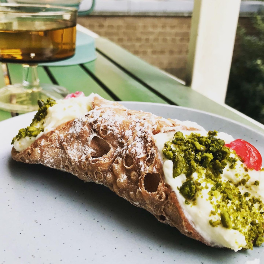 Un excellent cannolo sicilien pour terminer un repas italien comme il se doit avec l'Essenza. Maison Moderne