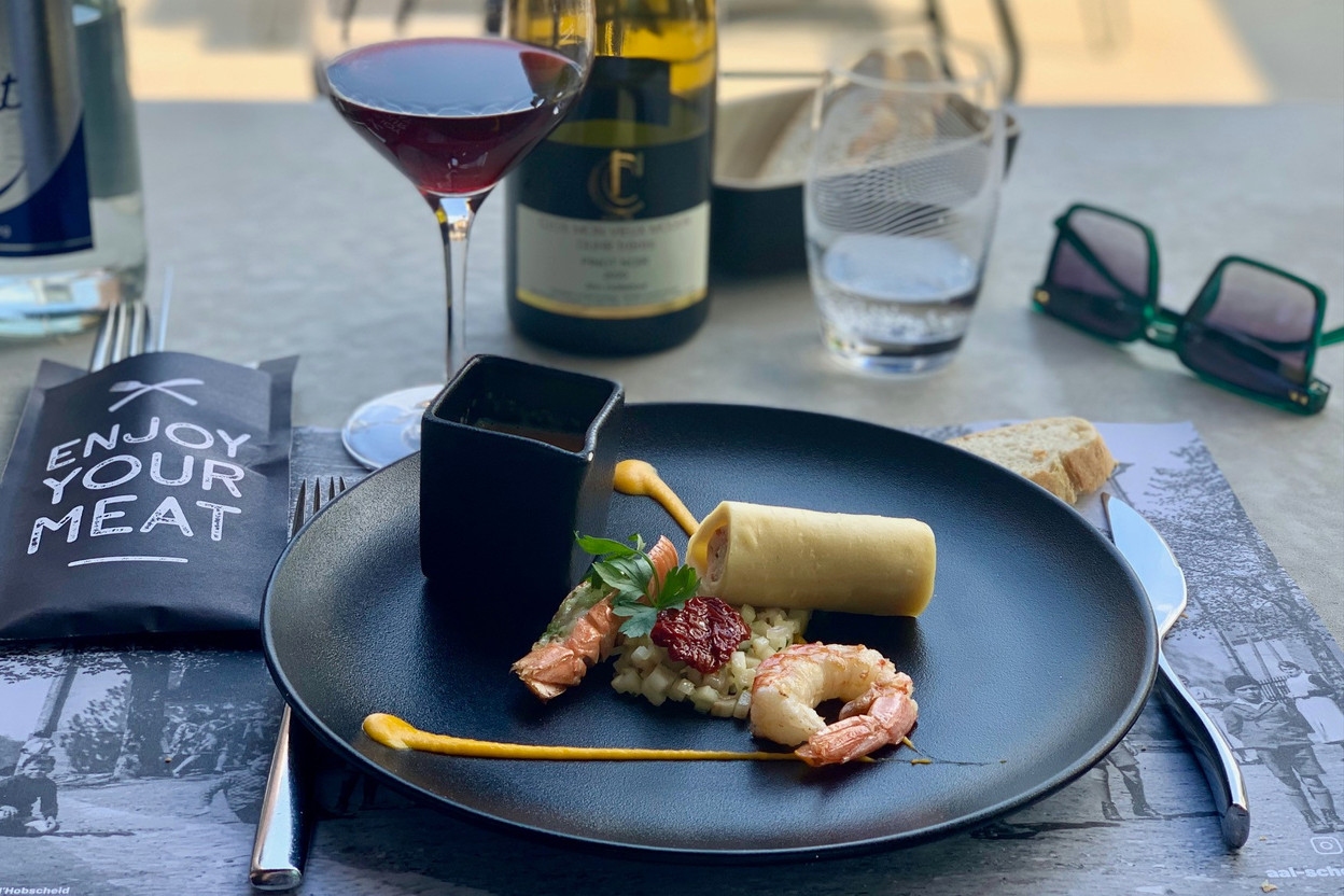 Sur la belle terrasse du restaurant Aal Schoul à Hobscheid, on déguste évidemment les bonnes viandes du patron Guy Kirsch, mais aussi les savoureuses créations du chef Sonetra «Sony» Uon. Avec un petit air de campagne qui fait du bien! (Photo: Maison Moderne)