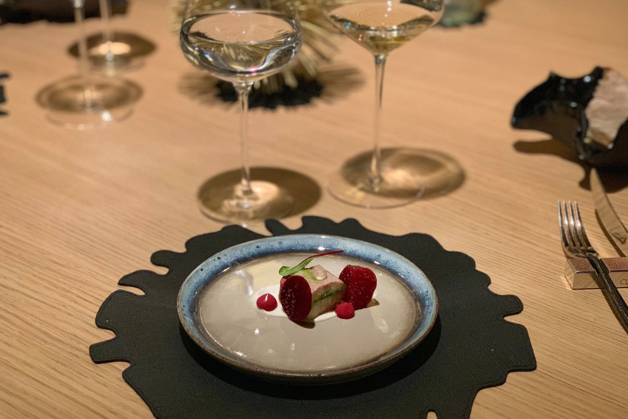 La cuisine millimétrée du chef Arnaud Magnier est plus que jamais mise en valeur dans le nouveau décor du Restaurant Clairefontaine, au cœur de la capitale luxembourgeoise…   (Photo: Maison Moderne)