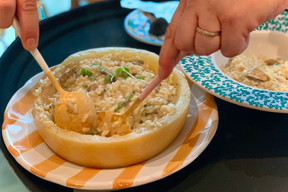 Le risotto à la truffe du Comptoir Bohème est finalisé et servi directement à table depuis sa meule de pecorino. Miam. (Photo: Maison Moderne)