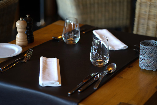 Élégante et chaleureuse à la façon d’un chalet alpin en hiver, l’ambiance du Elch reste indémodable. (Photo: Hadrien Friob)