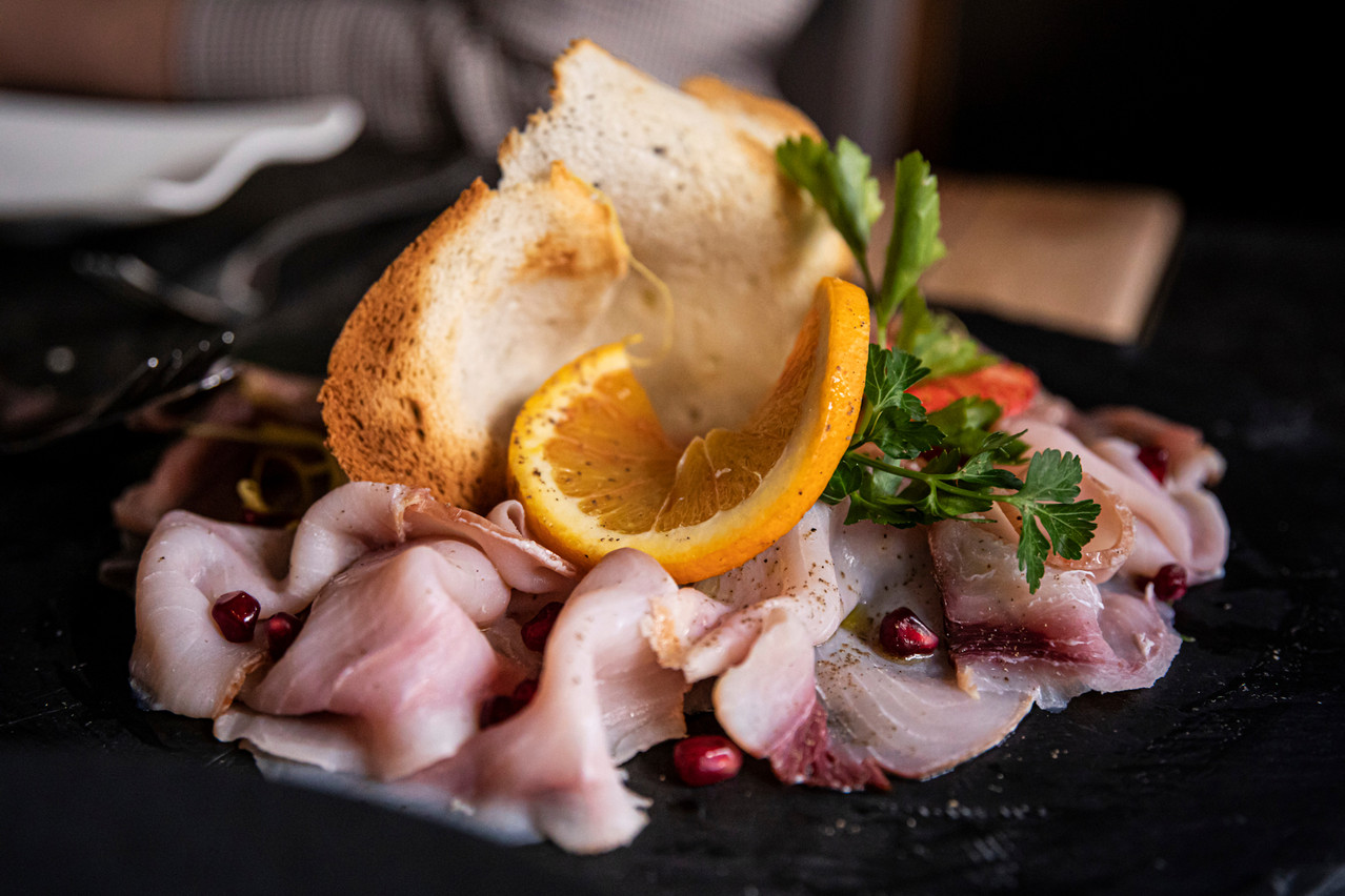 Du poisson maturé, un excellent moyen de se mettre en appétit à l’Essenza. (Photo: Patricia Pitsch/Maison Moderne)