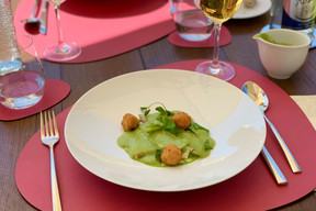 La crème d’asperges de saison et ses croustillants de foie gras, une des entrées fraîches proposées dans la formule terrasse des Jardins d’Anaïs. ((Photo: Maison Moderne))