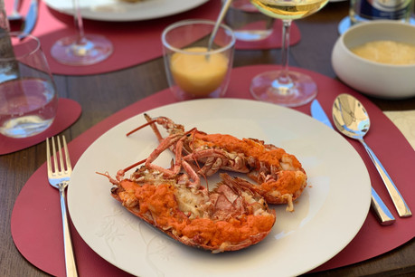 Le homard breton et son beurre de corail, un immanquable au barbecue étoilé des Jardins d’Anaïs, à Clausen. (Photo: Maison Moderne)