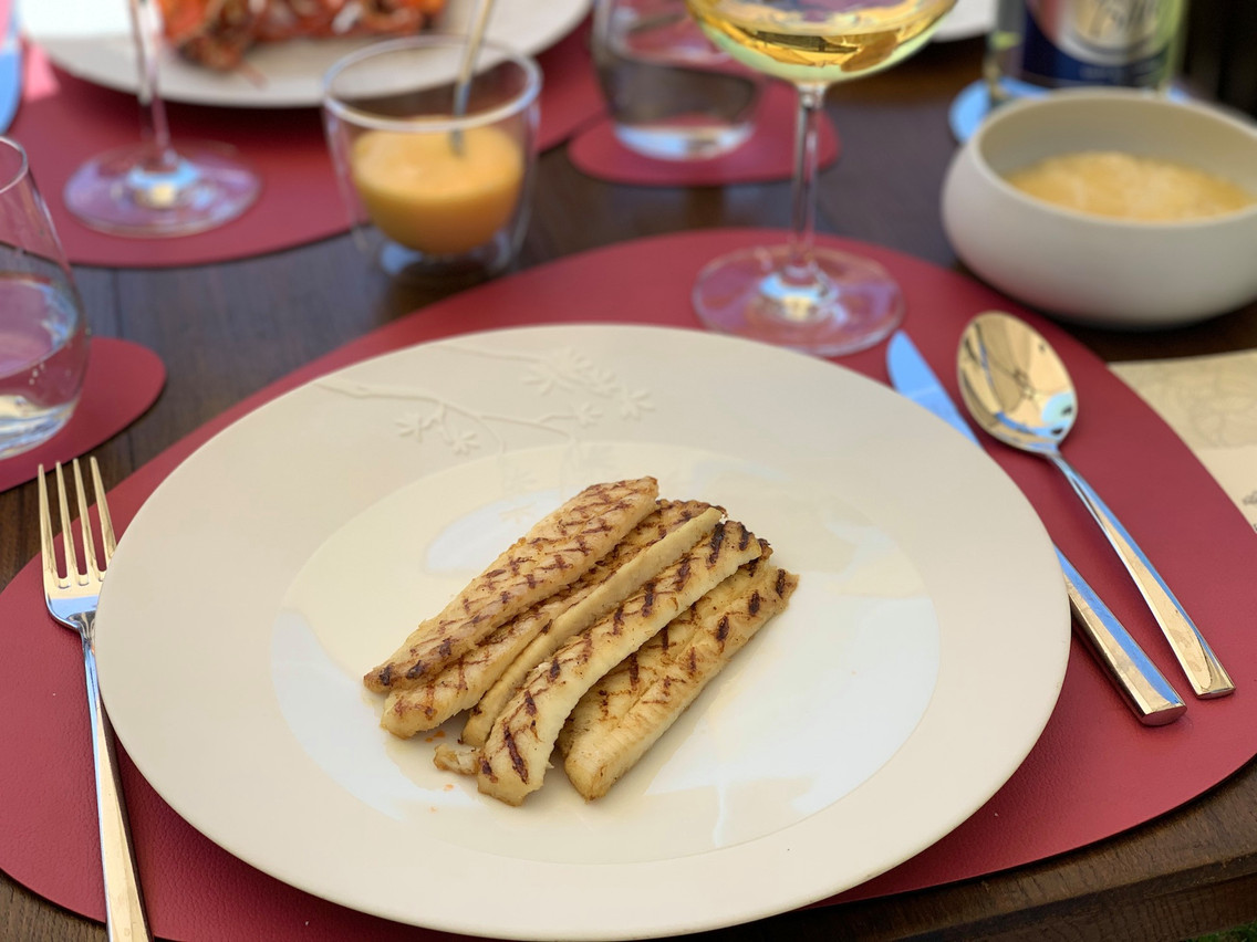 Une délicieuse sole grillée au barbecue: une des bonnes surprises du moment aux Jardins d’Anaïs… (Photo: Maison Moderne)