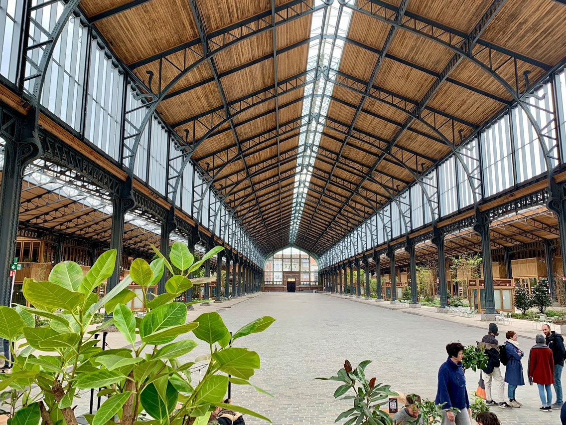Les dimensions du hall qui accueille le food court Gare Maritime lui offrent un cadre unique et impressionnant à Bruxelles…  Maison Moderne