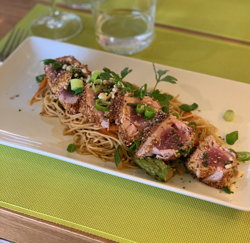 Mi-cuit de thon en croûte de sésame accompagné de nouilles asiatiques, une des nouvelles suggestions du Gourmet. Maison Moderne