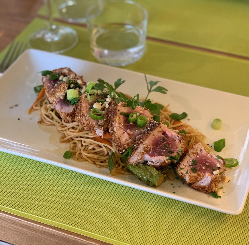 Mi-cuit de thon en croûte de sésame accompagné de nouilles asiatiques, une des nouvelles suggestions du Gourmet.  Maison Moderne