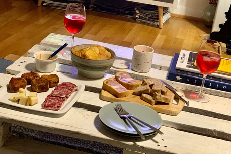 Chips maison, fromage et cochonnailles exceptionnelles: le plateau-télé du Lion d’Or porte bien son nom de Gueuleton! (Photo: Maison Moderne)